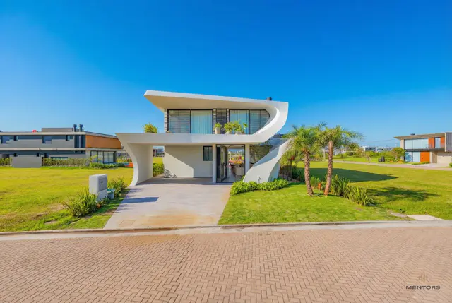 Casa em condomínio no Centro de Xangri-Lá, beira lago, mobiliada e decorada. Casa em condomínio no Centro de Xangri-Lá, beira lago, mobiliada e decorada.