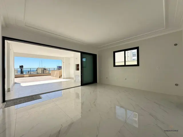 Apartamento com vista mar e piscina privativa