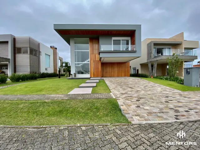 Casa em Condomínio em Capão da Canoa com 5 suítes Bairro Parque Antártica 385m2